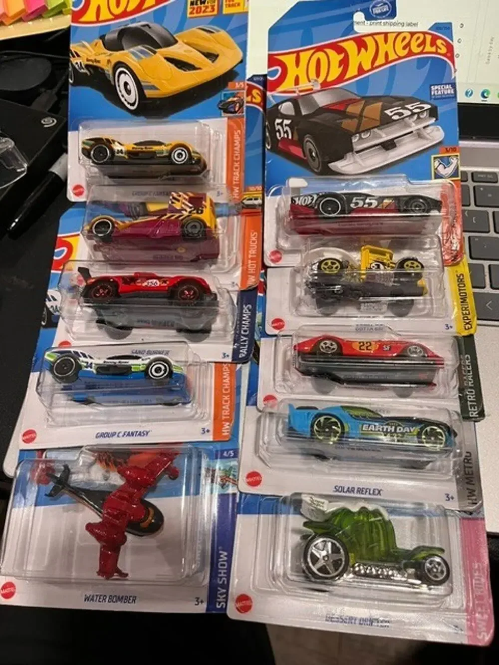 LOT OF 10 DIFFENT COLLECTIBLE HOT WHEELS (CAR AND TRUCKS FROM MATTEL 2021 )17-5